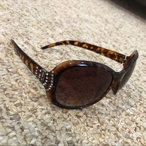 Tortoise shell sunglasses w/ case